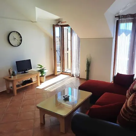 Navi Apartment, Seaview * トロギール
