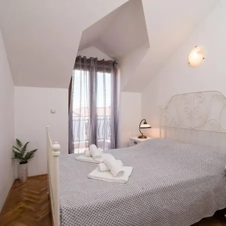 Navi Apartment, Seaview アパート トロギール