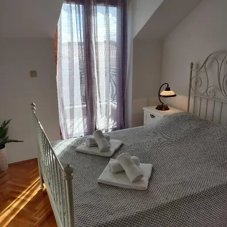 Navi Apartment, Seaview アパート トロギール